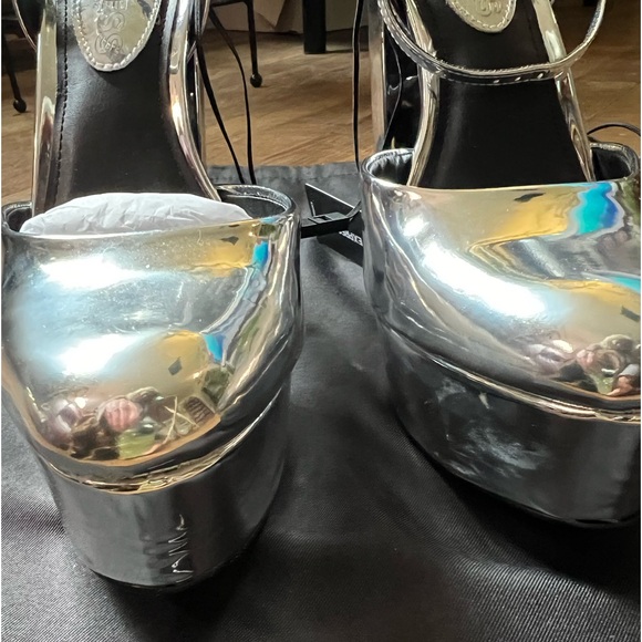 EXPRESS Metallic Rounded Toe
Platform Pumps - Picture 5 of 11